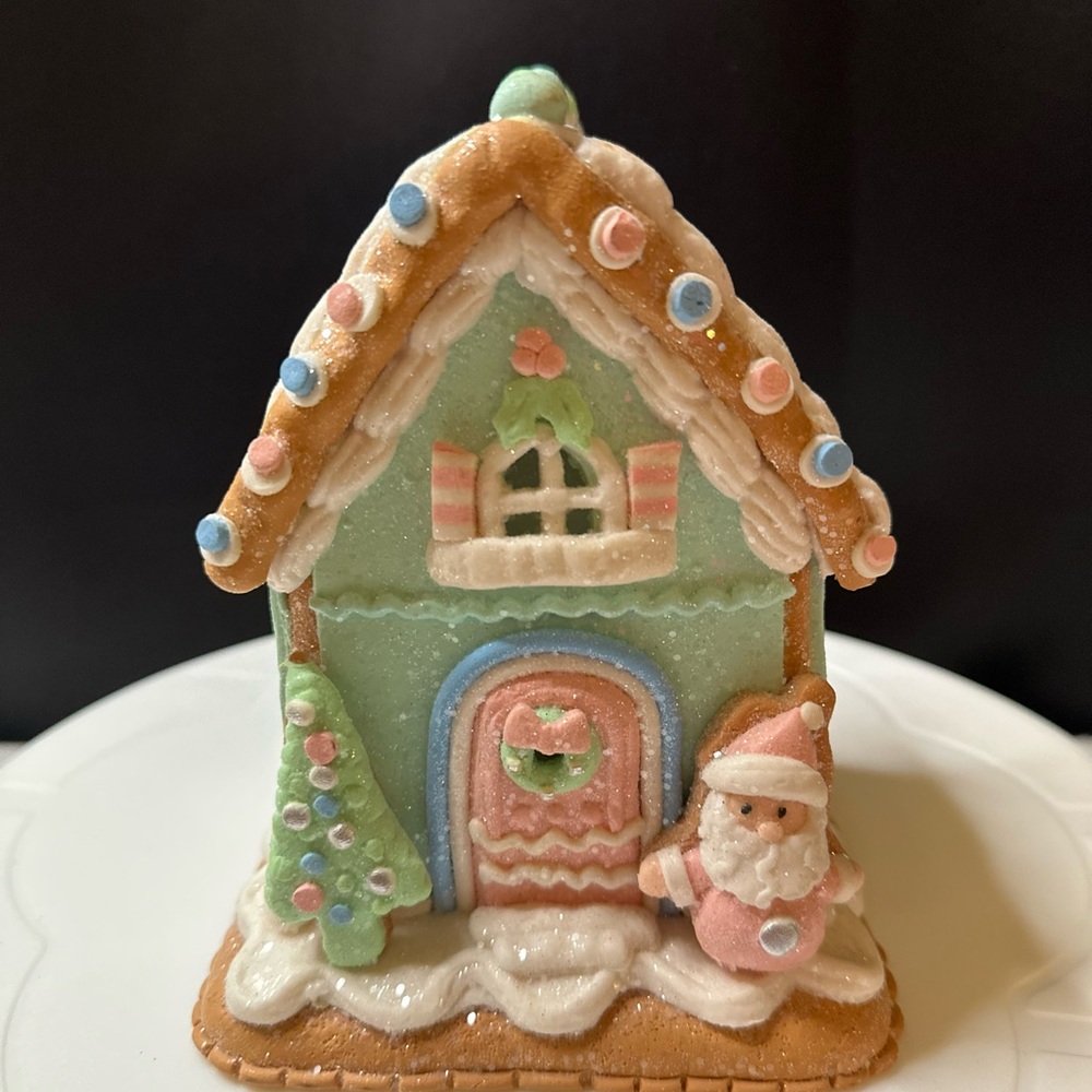 Beautiful Green Illuminated Realistic Winter Gingerbread Santa House w/Gift Box